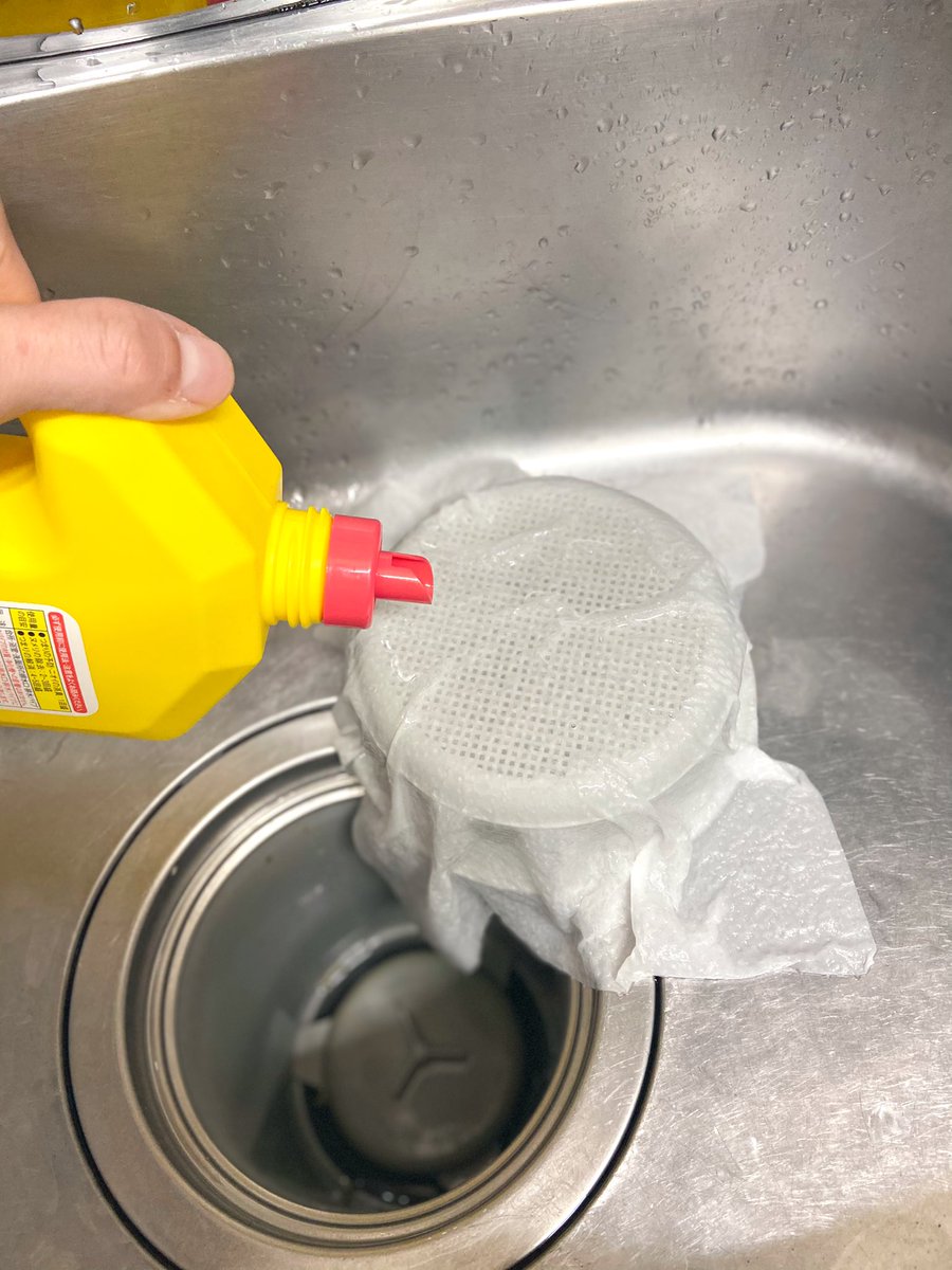 排水溝のザル掃除は水で濡らしたザルにキッチンペーパーを貼り付けてからクリーナーをかけると最低限の量で節約ができ何より隙間なく綺麗になります