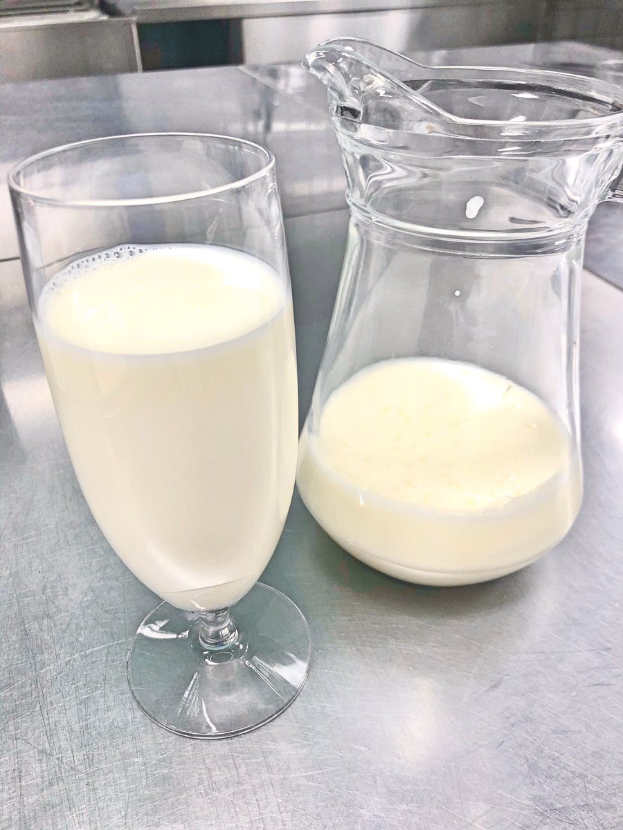簡単で美味しいラッシーレシピ作りました❗️ ヨーグルト　400ml 牛乳　　　　300ml 砂糖　　　　大さじ4〜5 レモン汁　　小さじ1  全てよーくまぜてキンキンに冷やしたら完成☆  色々試しましたがこの配合が1番美味しかったです🐮 コンビニにある冷凍フルーツを溶かしても美味しいですよ〜🥭 #麦ライス 