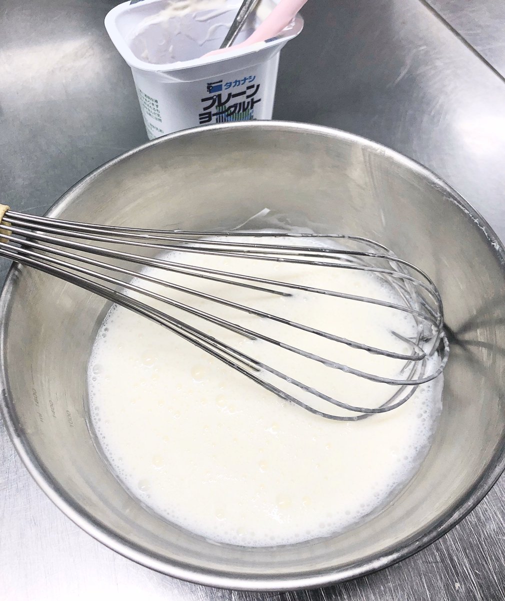 簡単で美味しいラッシーレシピ作りました❗️ ヨーグルト　400ml 牛乳　　　　300ml 砂糖　　　　大さじ4〜5 レモン汁　　小さじ1  全てよーくまぜてキンキンに冷やしたら完成☆  色々試しましたがこの配合が1番美味しかったです🐮 コンビニにある冷凍フルーツを溶かしても美味しいですよ〜🥭 #麦ライス 