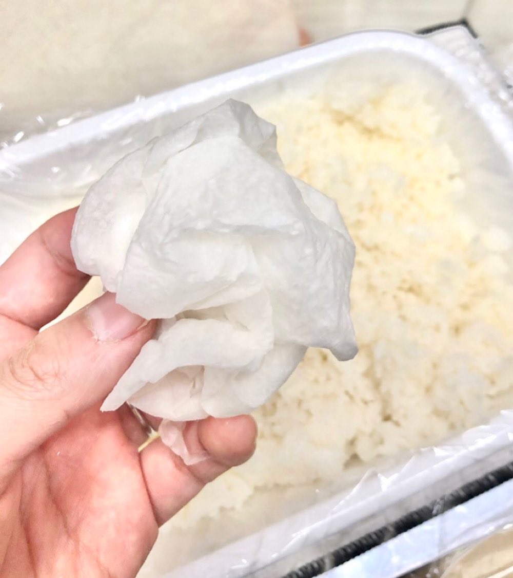 食中毒が増えるこの時期に絶対覚えておいてほしい知識🦠😈  ご飯を冷ますときにそのままラップをすると中が熱で蒸れて菌が大繁殖してしまう為、濡らしたキッチンペーパーをかぶせておくとカピらずに冷ますことができます お弁当も同じです #食中毒 #麦ライス 