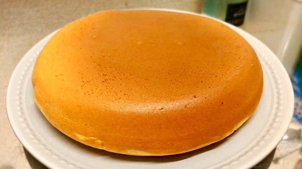 ホットケーキミックスで作る 【麦ライスさん家のカステラパンケーキ】  ①卵と牛乳をこれぐらいモコモコに泡立ててから粉を入れ混ぜる  ②消えるか消えないかぐらいの極弱火にしておいたフライパンに生地を流し蓋をして15分焼く  ③ひっくり返してもう5分焼いて完成  RTしてくれたら嬉しいなあ ↓続く 