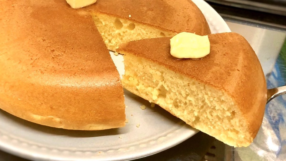 ホットケーキミックスで作る 【麦ライスさん家のカステラパンケーキ】  ①卵と牛乳をこれぐらいモコモコに泡立ててから粉を入れ混ぜる  ②消えるか消えないかぐらいの極弱火にしておいたフライパンに生地を流し蓋をして15分焼く  ③ひっくり返してもう5分焼いて完成  RTしてくれたら嬉しいなあ ↓続く 