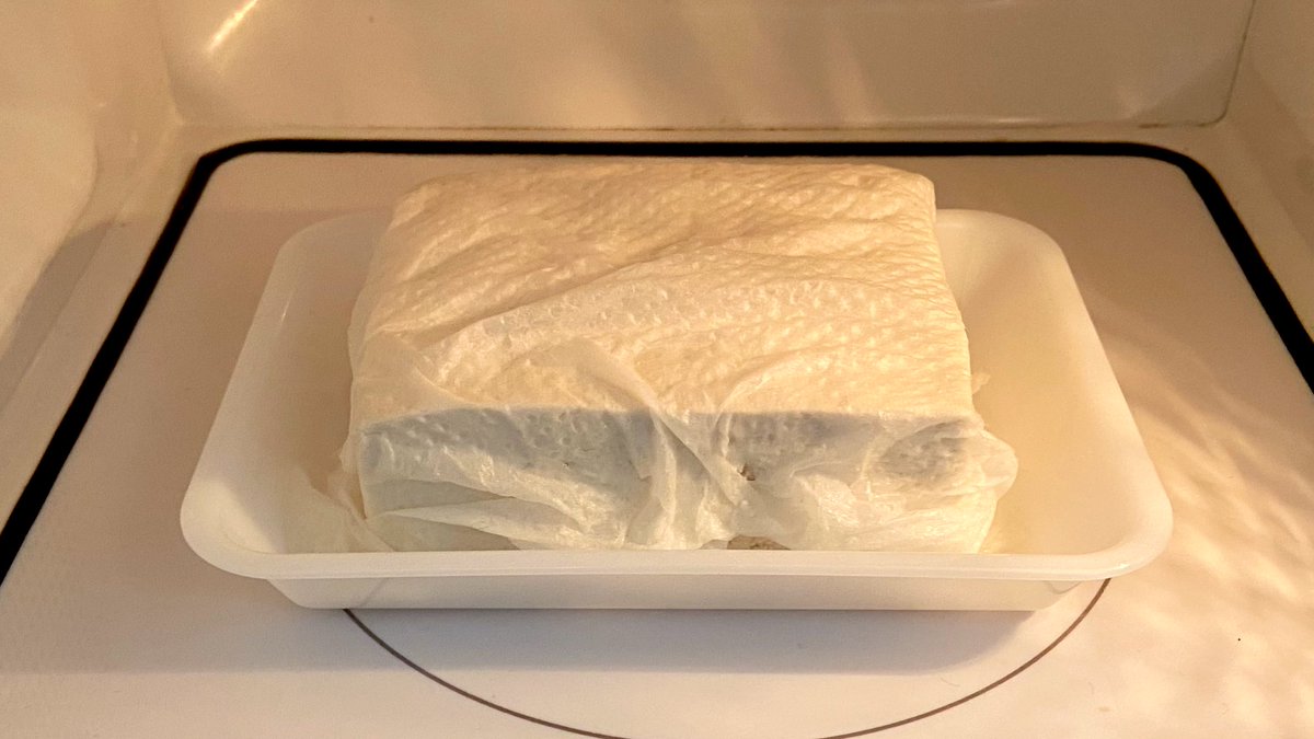 豆腐に塩振って1分レンチンして余分な水分を出しておくと麻婆豆腐とか翌日も水っぽくならないのを教えたい 