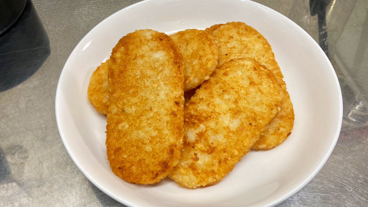 冷凍ハッシュドポテトの楽な温め方  600Wで2分レンチンする→油を引いておいた中火フライパンで揚げ焼き→美味しい