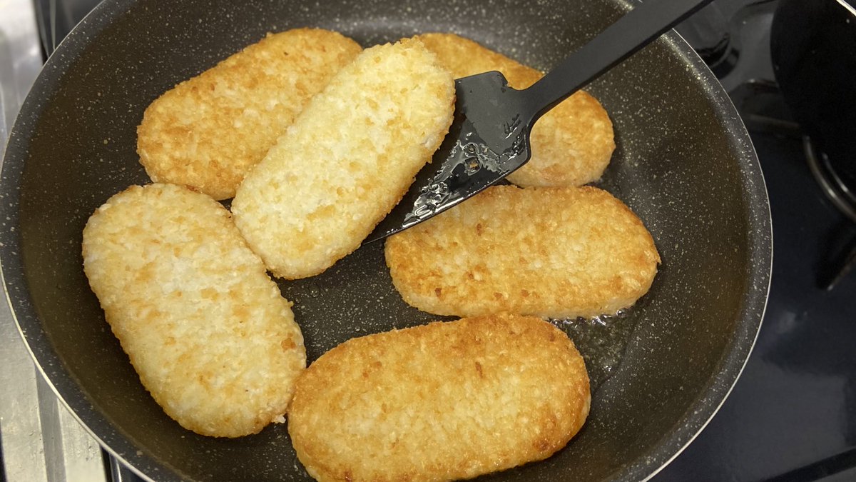 冷凍ハッシュドポテトの楽な温め方  600Wで2分レンチンする→油を引いておいた中火フライパンで揚げ焼き→美味しい