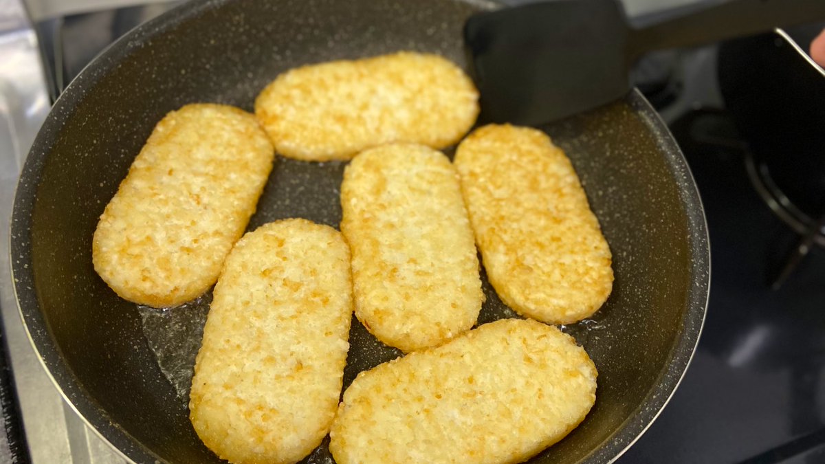 冷凍ハッシュドポテトの楽な温め方  600Wで2分レンチンする→油を引いておいた中火フライパンで揚げ焼き→美味しい