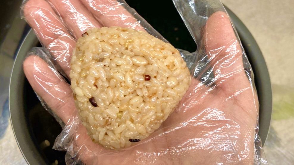   お茶碗1杯分のご飯にバター小さじ1、めんつゆ•醤油各小さじ2、鰹節大さじ3、砂糖小さじ1/2を混ぜる ↓ 強めに握り油を引いてない強火フライパンで焼く ↓ 中まで美味しい焼きおにぎりの完成