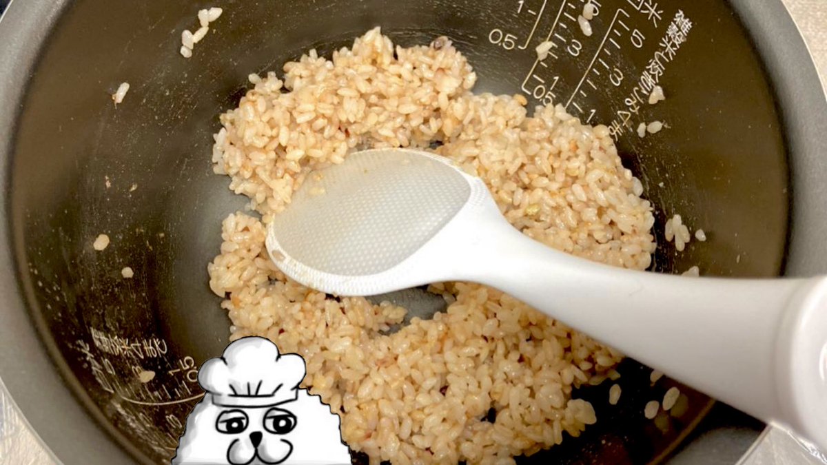   お茶碗1杯分のご飯にバター小さじ1、めんつゆ•醤油各小さじ2、鰹節大さじ3、砂糖小さじ1/2を混ぜる ↓ 強めに握り油を引いてない強火フライパンで焼く ↓ 中まで美味しい焼きおにぎりの完成