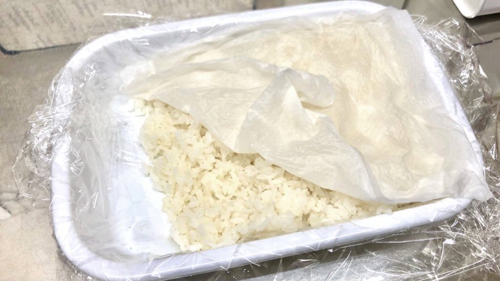  食べ物は温かいままラップをすると腐るのでお弁当にも使えるテク