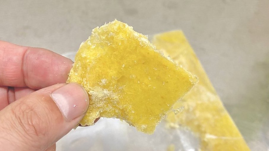 絶対知っておいて損ないライフハックなんですが 生姜はすりおろして平たく冷凍しておけばいつでもパキッと折って新鮮なまま使えます(チューブより100億倍美味しい) 生姜は皮の近くに強い香りがあるのでそのまま擦りおろしましょう