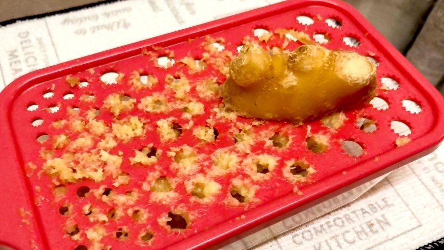 絶対知っておいて損ないライフハックなんですが 生姜はすりおろして平たく冷凍しておけばいつでもパキッと折って新鮮なまま使えます(チューブより100億倍美味しい) 生姜は皮の近くに強い香りがあるのでそのまま擦りおろしましょう 