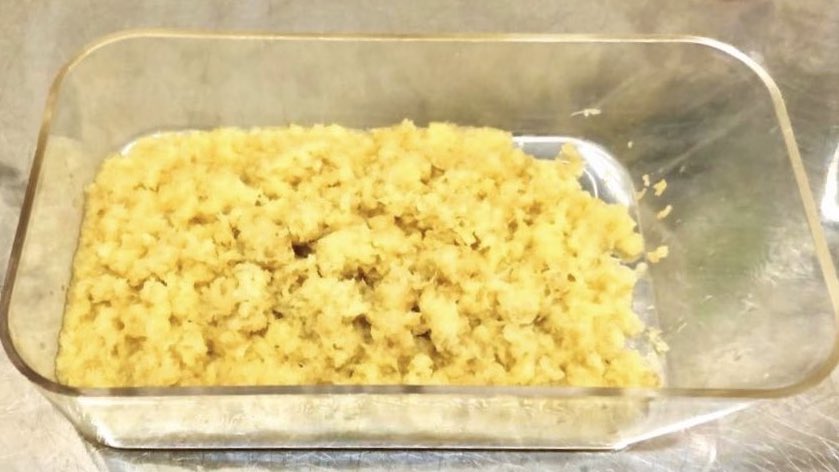 絶対知っておいて損ないライフハックなんですが 生姜はすりおろして平たく冷凍しておけばいつでもパキッと折って新鮮なまま使えます(チューブより100億倍美味しい) 生姜は皮の近くに強い香りがあるのでそのまま擦りおろしましょう 