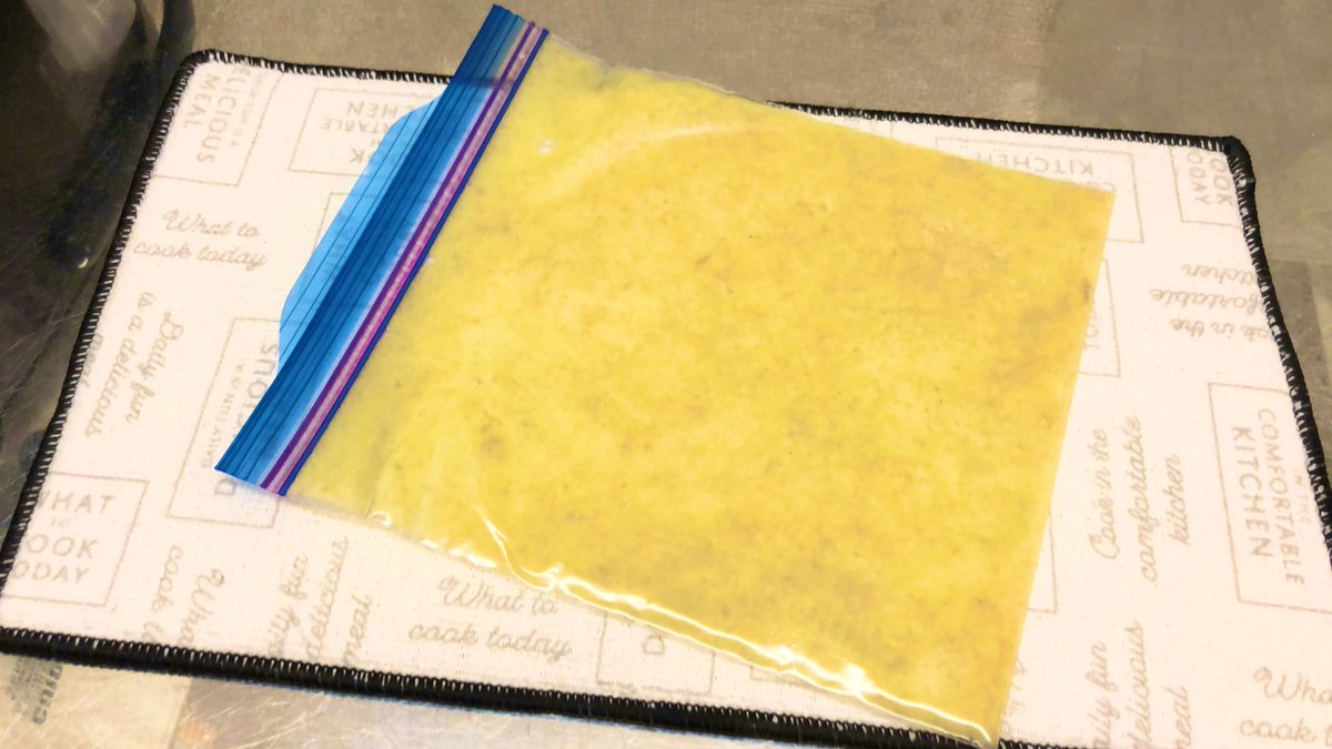 絶対知っておいて損ないライフハックなんですが 生姜はすりおろして平たく冷凍しておけばいつでもパキッと折って新鮮なまま使えます(チューブより100億倍美味しい) 生姜は皮の近くに強い香りがあるのでそのまま擦りおろしましょう 