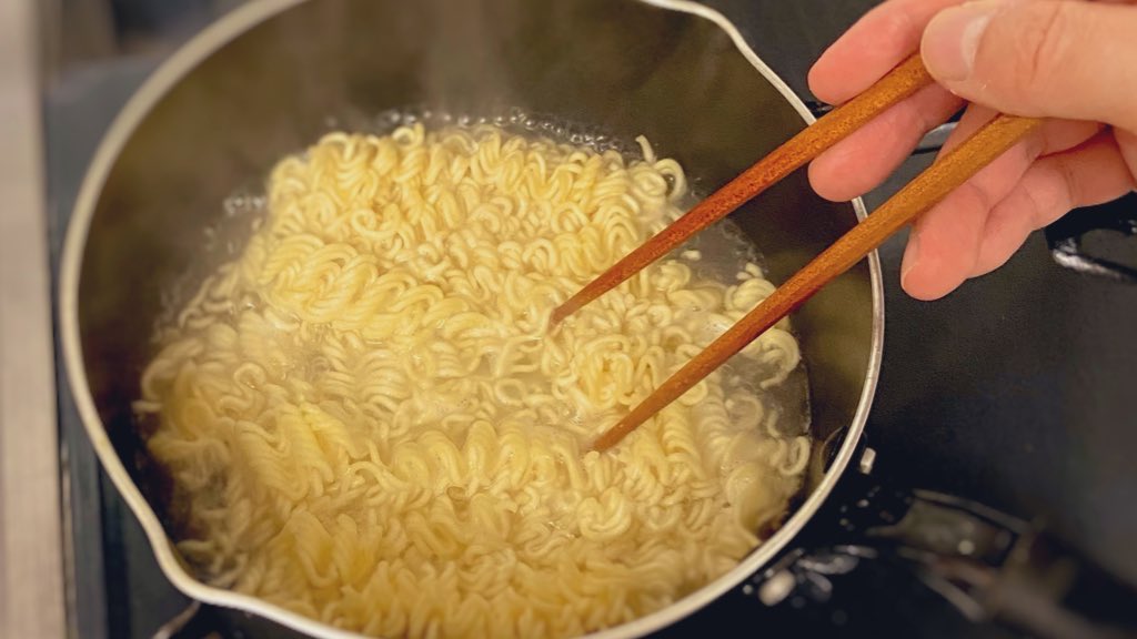 【サッポロみソイ坦々麺】 300mlのお湯で麺をほぐしながら3分茹でたら、付属の粉スープ.豆乳300ml.ねり胡麻大さじ2.豆板醤小さじ1/3.砂糖小さじ1/2.ラー油少々を加えて完成