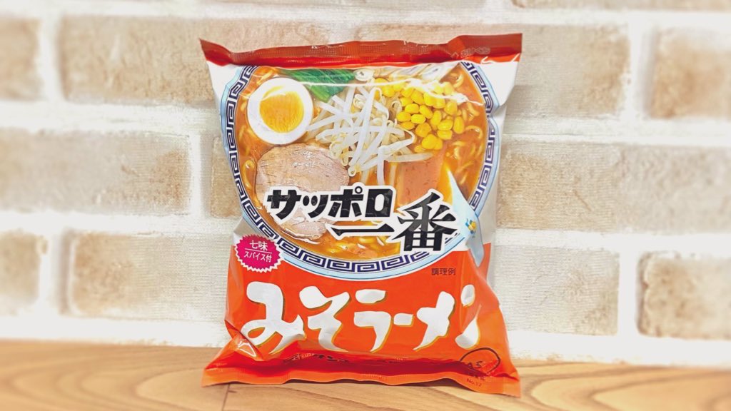 【サッポロみソイ坦々麺】 300mlのお湯で麺をほぐしながら3分茹でたら、付属の粉スープ.豆乳300ml.ねり胡麻大さじ2.豆板醤小さじ1/3.砂糖小さじ1/2.ラー油少々を加えて完成