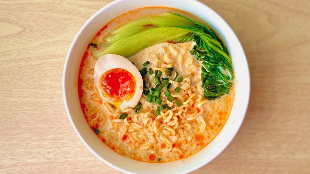 【サッポロみソイ坦々麺】 300mlのお湯で麺をほぐしながら3分茹でたら、付属の粉スープ.豆乳300ml.ねり胡麻大さじ2.豆板醤小さじ1/3.砂糖小さじ1/2.ラー油少々を加えて完成