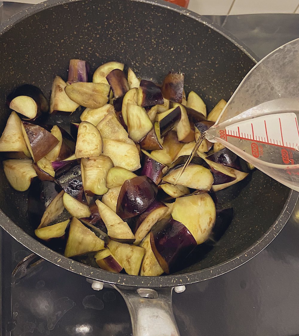 茄子の料理で油を抑えたい&時短したい人に教えたいテクニック🍆 ナスは炒める前に少量の塩と水を加えておくと加熱時間が何倍も短縮できて、あまり油を吸わなくなるのでヘルシーに炒めることができます