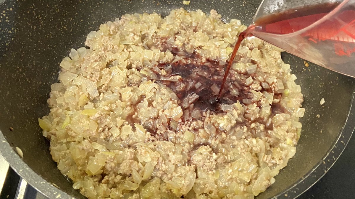 お家で簡単に専門店レベルのキーマカレーを食べよう❗️ ひき肉100g 玉ねぎみじん切り1個分 チューブにんにく大さじ1 砂糖小さじ1/2 塩小さじ1/3全てをしっかり炒めたら赤ワイン50mlを加え3分ぐらい煮詰め、 トマト1個 中濃ソース•カレー粉各小さじ1 カレールー2個を加え溶けるまで混ぜたら完成 ↓補足
