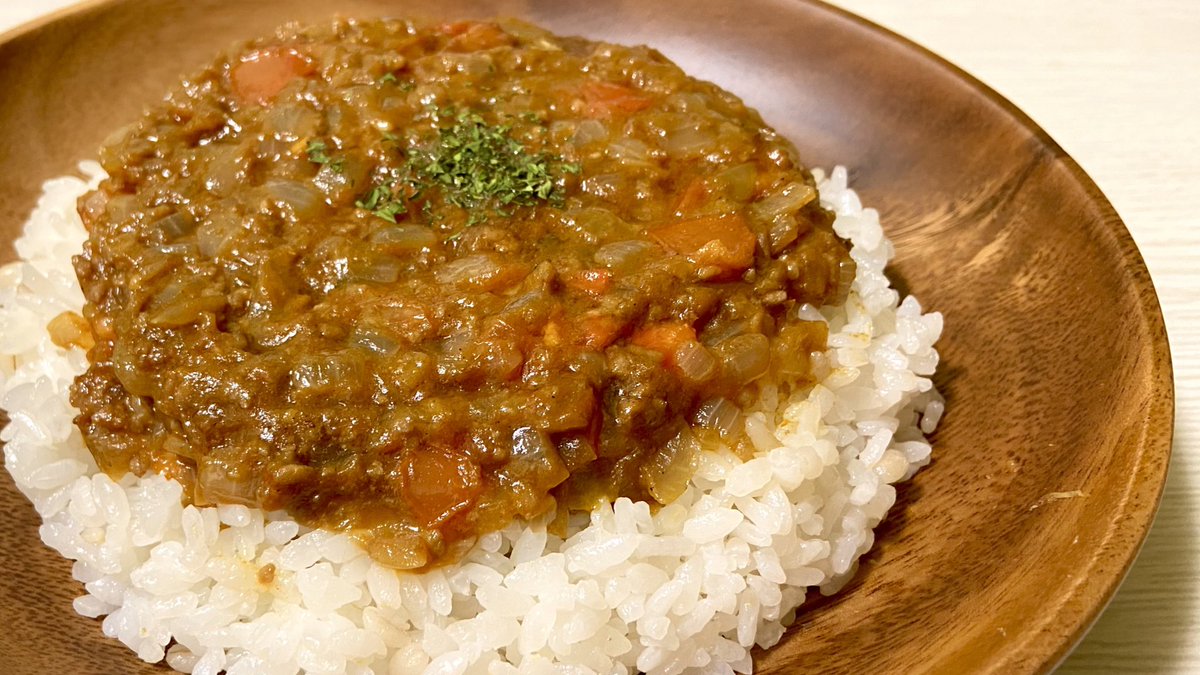 お家で簡単に専門店レベルのキーマカレーを食べよう❗️ ひき肉100g 玉ねぎみじん切り1個分 チューブにんにく大さじ1 砂糖小さじ1/2 塩小さじ1/3全てをしっかり炒めたら赤ワイン50mlを加え3分ぐらい煮詰め、 トマト1個 中濃ソース•カレー粉各小さじ1 カレールー2個を加え溶けるまで混ぜたら完成 ↓補足