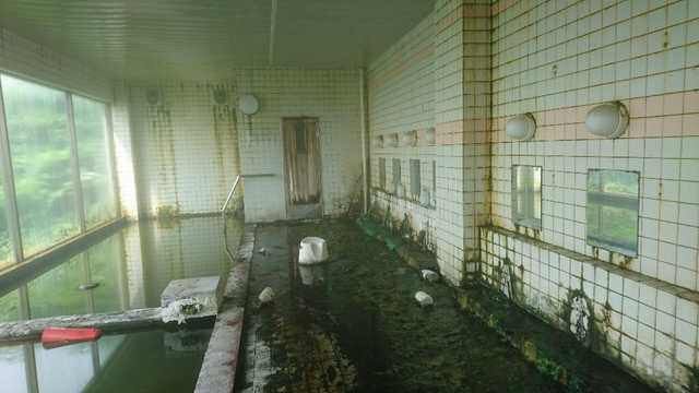 廃墟化してもまだ温泉は湧くせいでお湯は綺麗な廃墟という未知のエリア