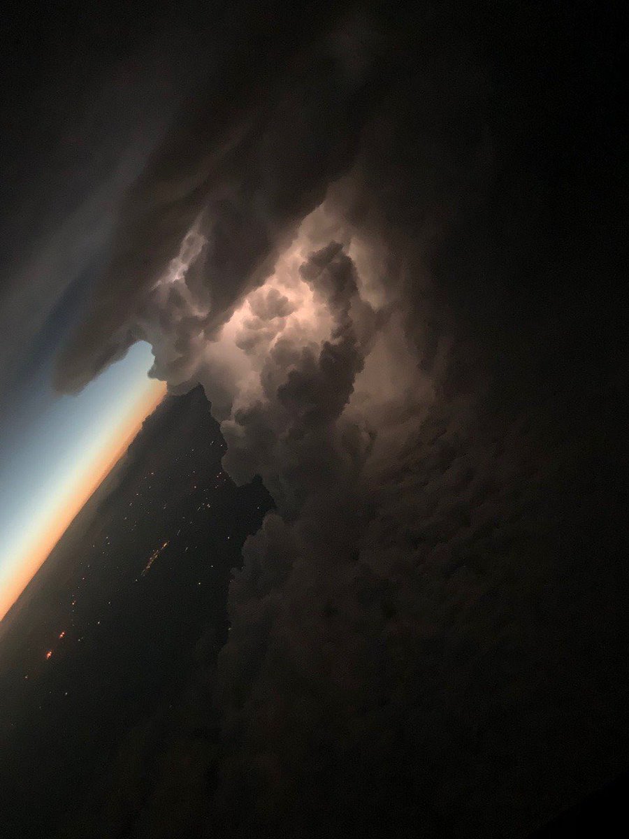 飛行機から見えた雷がやばいんだがwwwwwwwwwwwwwwwwwwwwwwwwwwwwwwwwwwwwwwwwwwwwwwwwww 