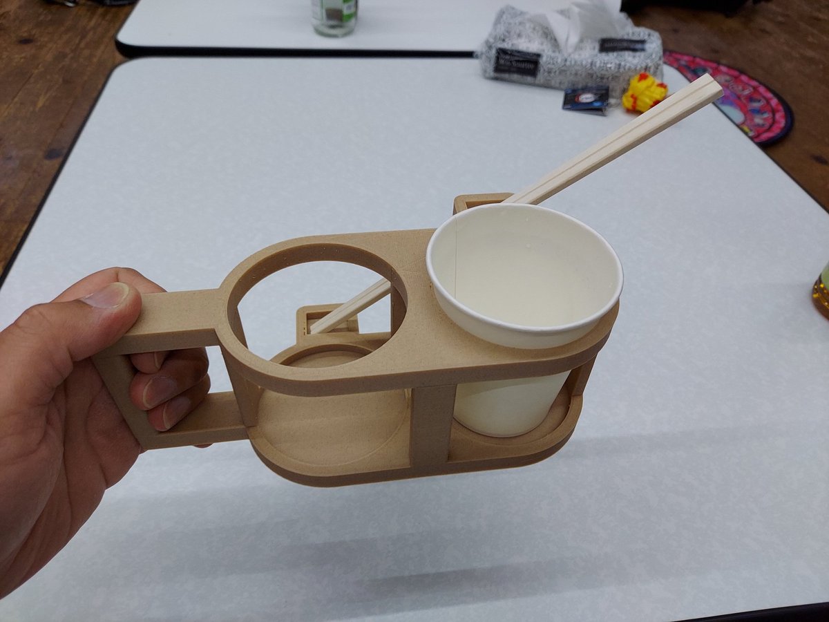 肉と野菜用に紙コップ２つと、割り箸ホルダーが一体で持ち歩けます♪ 