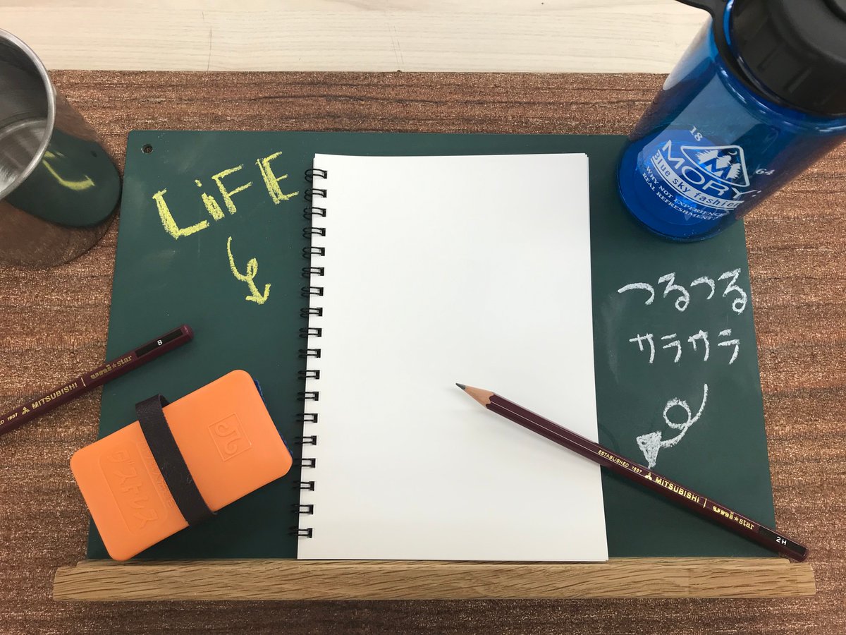  鉛筆での書き心地もよく、水に濡れても書いた文字が消えたりしないんです