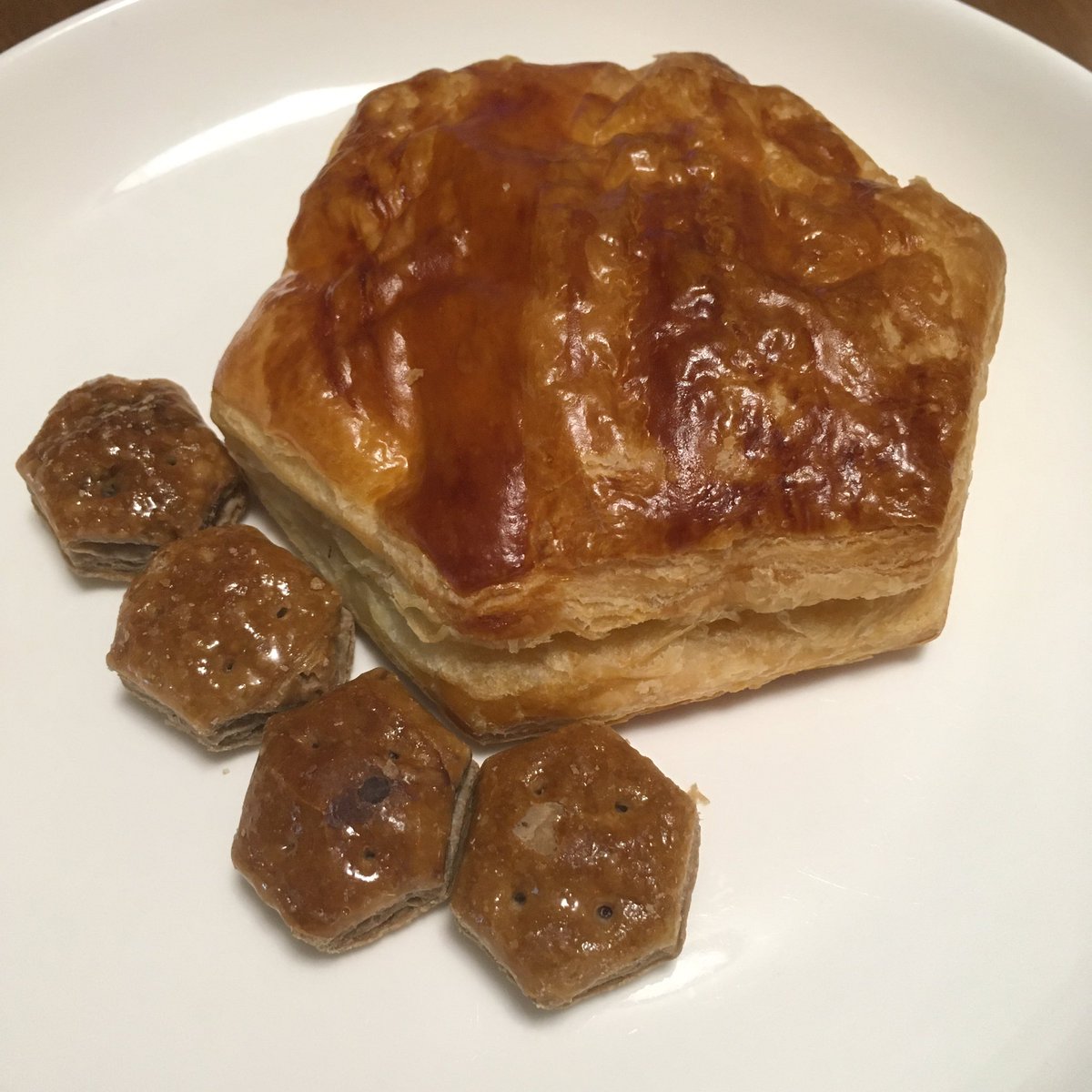 普通のチョコパイと並べて大きさ比べたかったのに なんかチョコパイの授乳シーンみたいになった