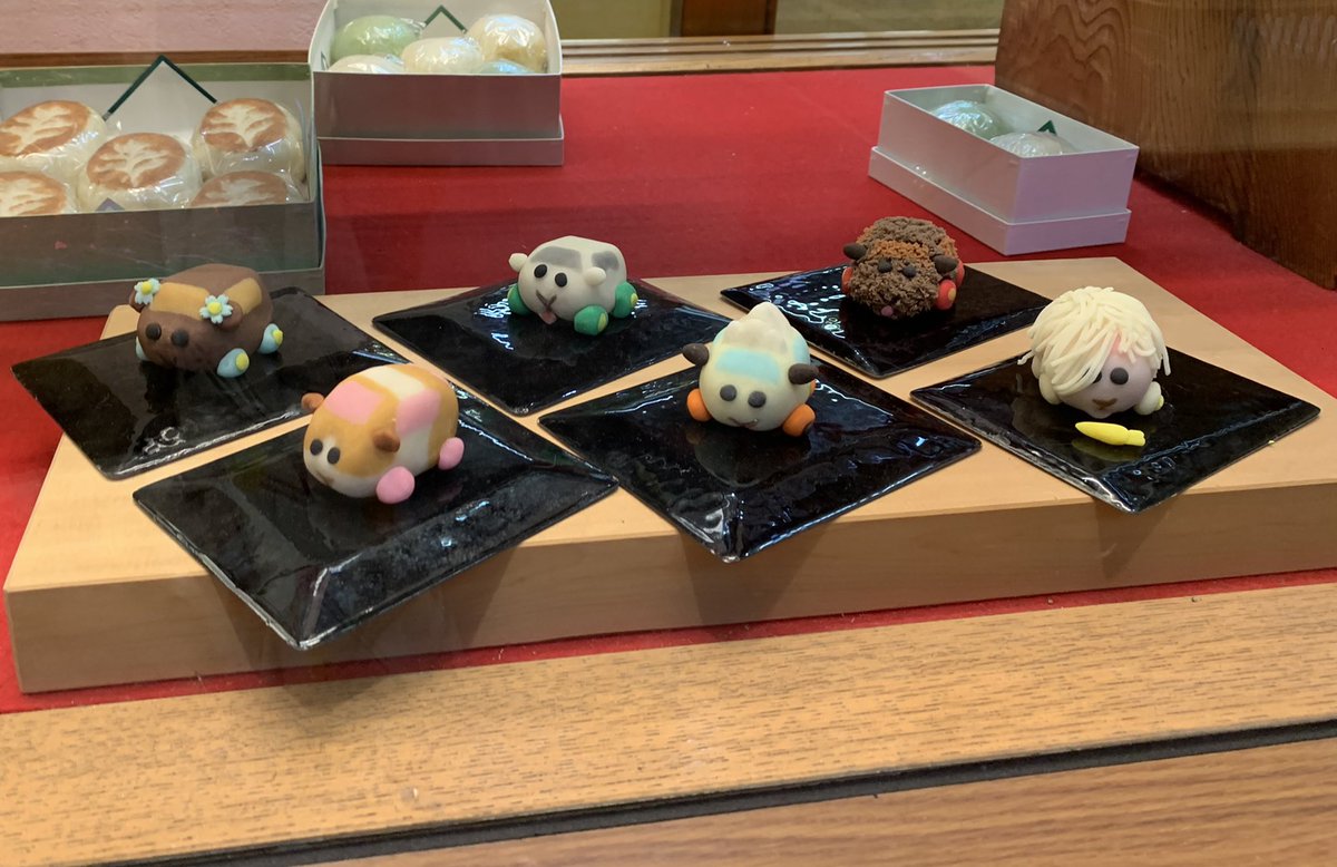 浅草の老舗和菓子屋さんでモルカーの練り切りらしきものが飾られてたんだが‥‥職人さんすごいステキ素晴らしい😍 