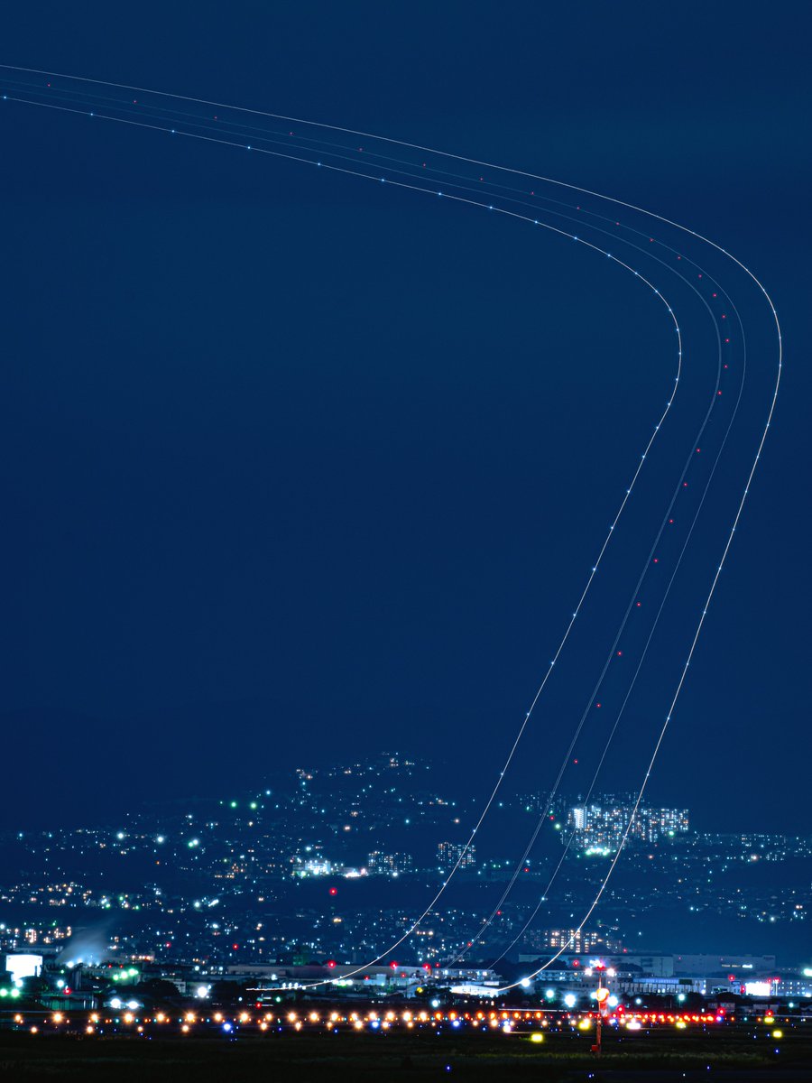 離陸した飛行機の光跡が銀河航空999。