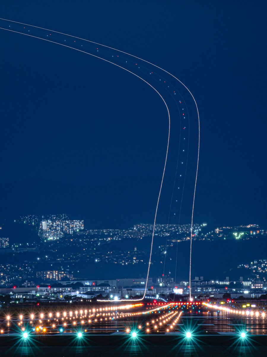 離陸した飛行機の光跡が銀河航空999。 