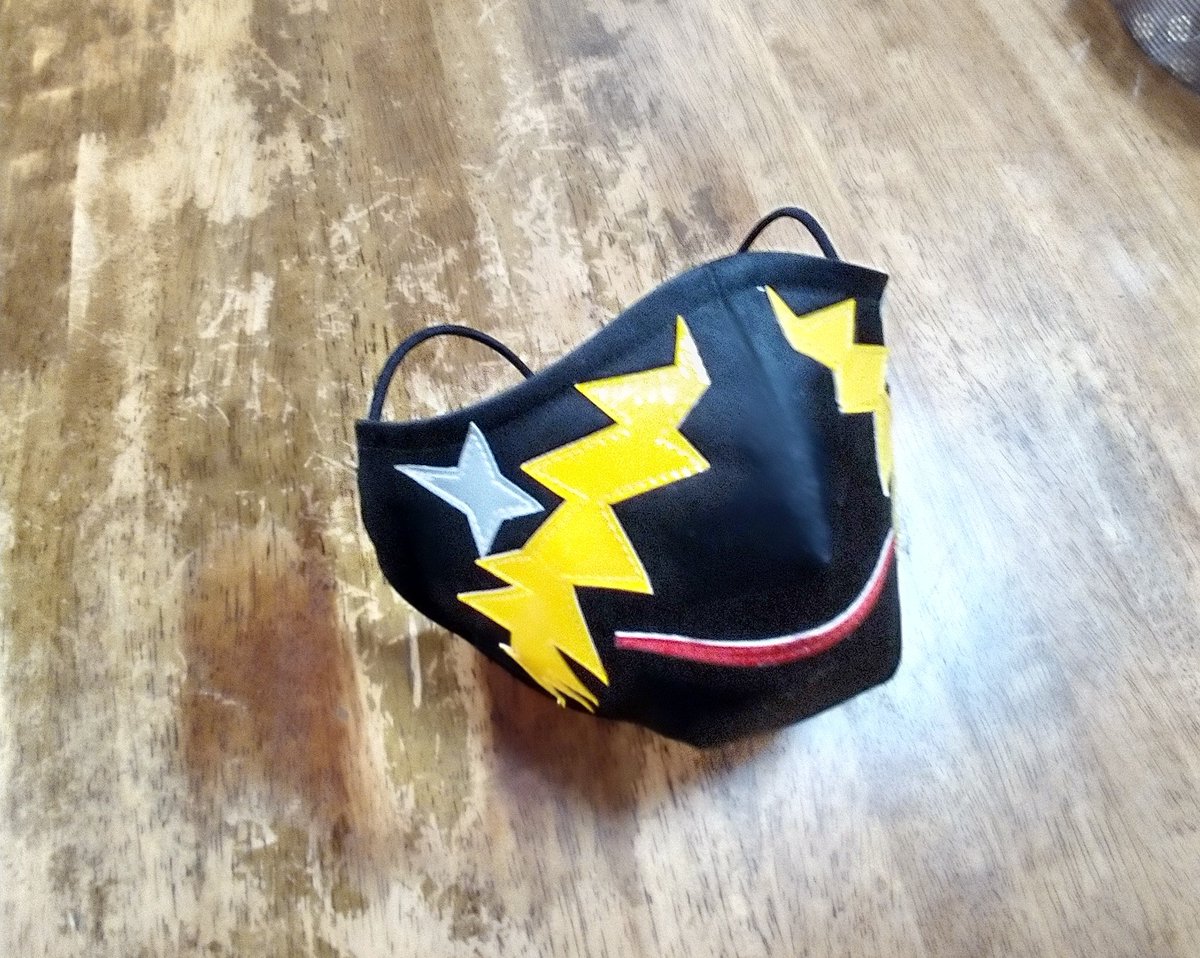 #手作りマスク  いろんなマスクの作り方を参考に、マスクをつくっていたのだが ちょっと思い付いたのでこんなの作ってみた