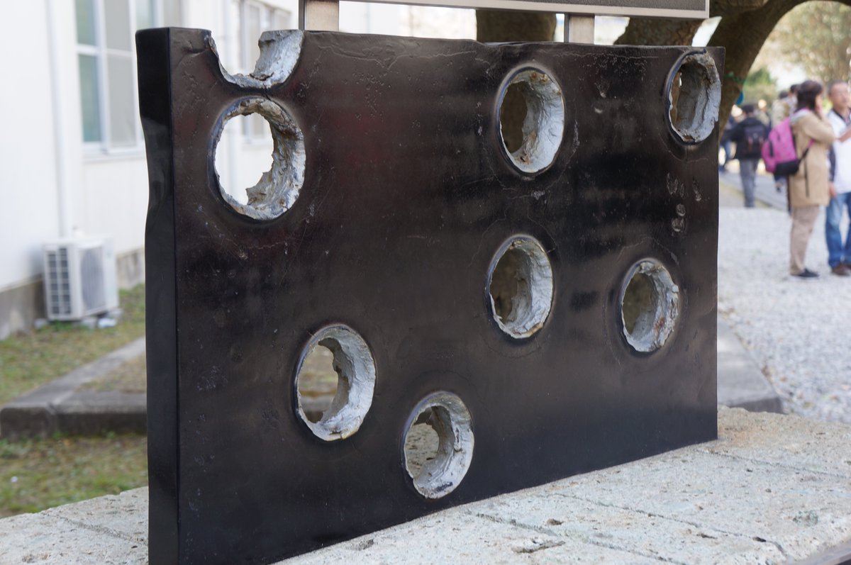 こんなぶ厚い鉄の板をバスバス撃ちぬいてくると思うとほんと恐怖 