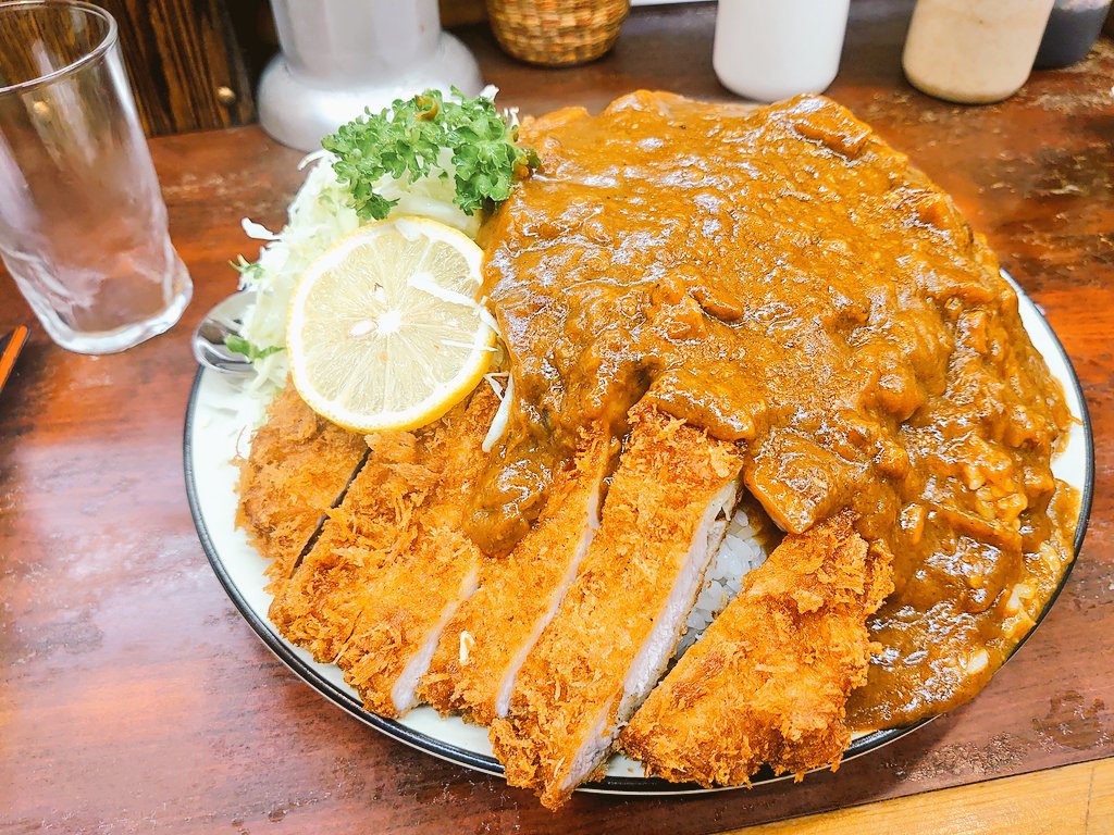 昨日、友人達と行ったトンカツ屋さんの『赤城』 盛りが多いお店なので、カツカレー頼んだら予想より凄い量で、友人が「艦これの赤城さん食べてたやつみたいですね」となってまさに店名に偽りなしでした