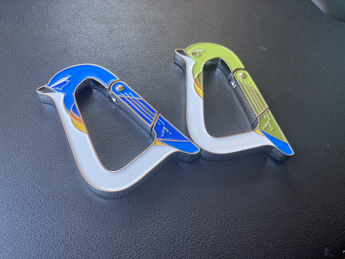 長野のコンビニで見つけたルリビタキのカラビナが可愛すぎるんだが 