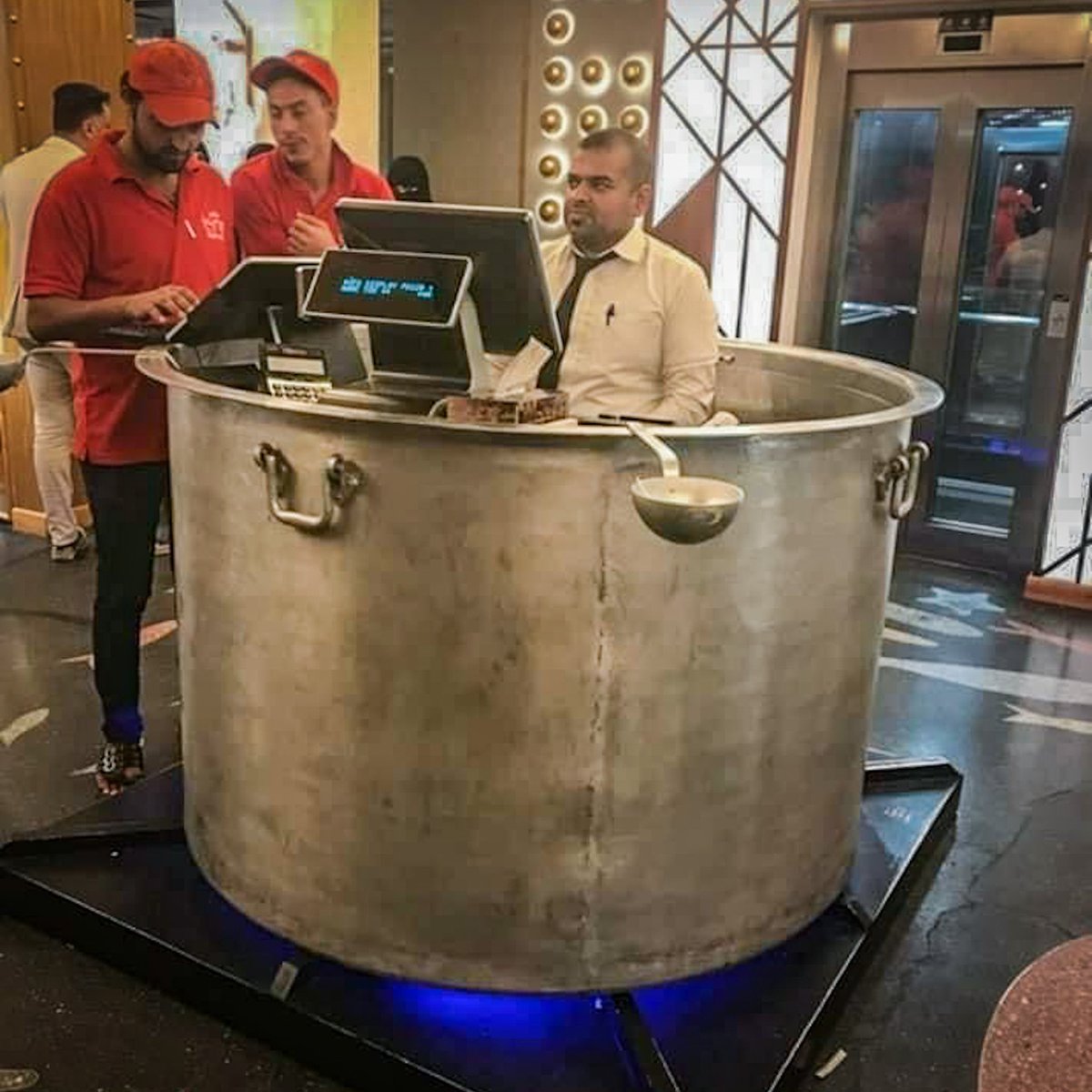 キャッシャーのおっさんがビリヤニ釜に浸かっててワロタw #ハイデラバード