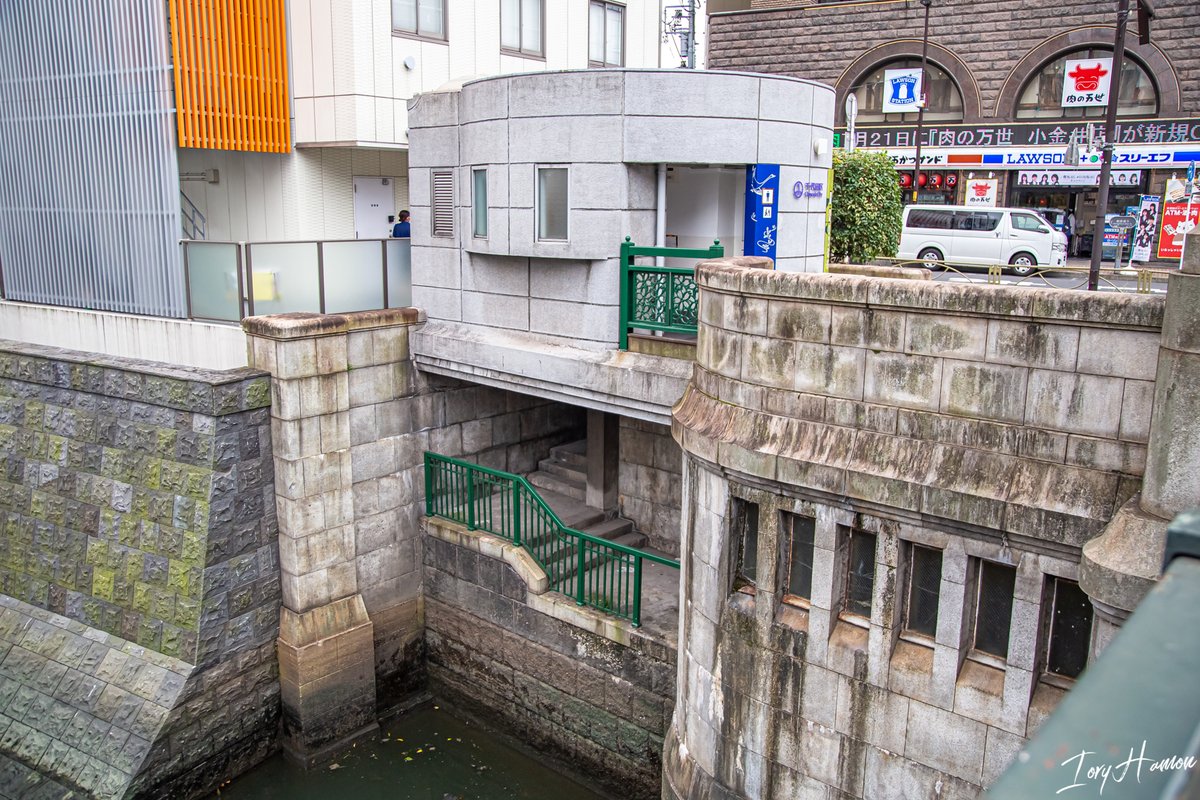 万世橋トイレ下の謎空間（国交省すら用途把握してない）のやつ、実は最近なにげに柵だけキレイにリペイントされてたりする