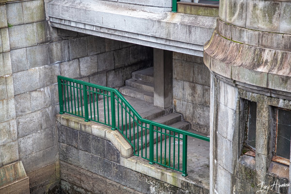 万世橋トイレ下の謎空間(国交省すら用途把握してない)のやつ、実は最近なにげに柵だけキレイにリペイントされてたりする