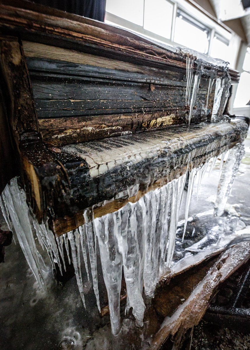 廃校に残された、凍ったピアノ。 