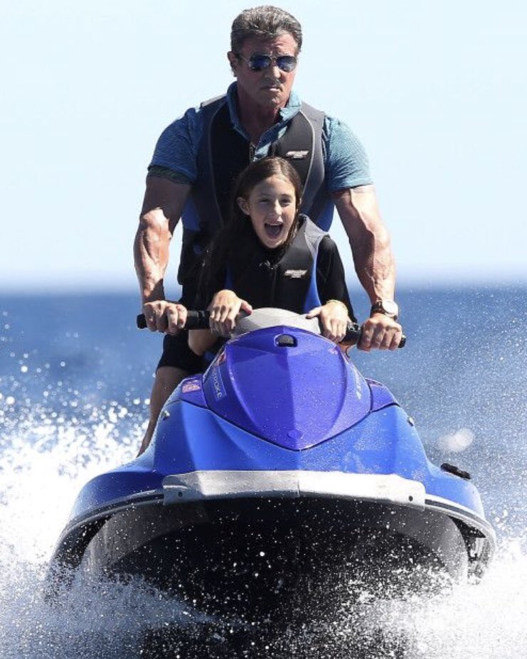 スタローンがプライベートで水上スキーを楽しんでる様子がいつ見ても娘を巨大シンジケートからようやく奪還した映画の劇中ショットにしか見えないな