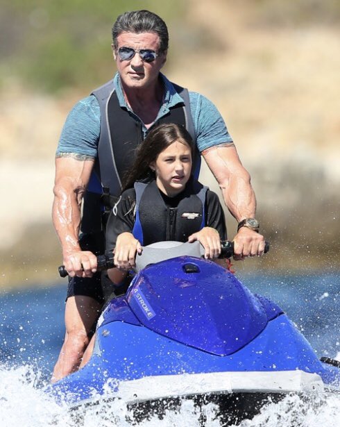 スタローンがプライベートで水上スキーを楽しんでる様子がいつ見ても娘を巨大シンジケートからようやく奪還した映画の劇中ショットにしか見えないな