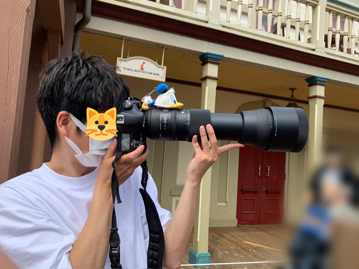 ドナルドに気づいて欲しくてレンズの上にチビドナをのせてる必死なおじさんと、その結果撮れた写真 