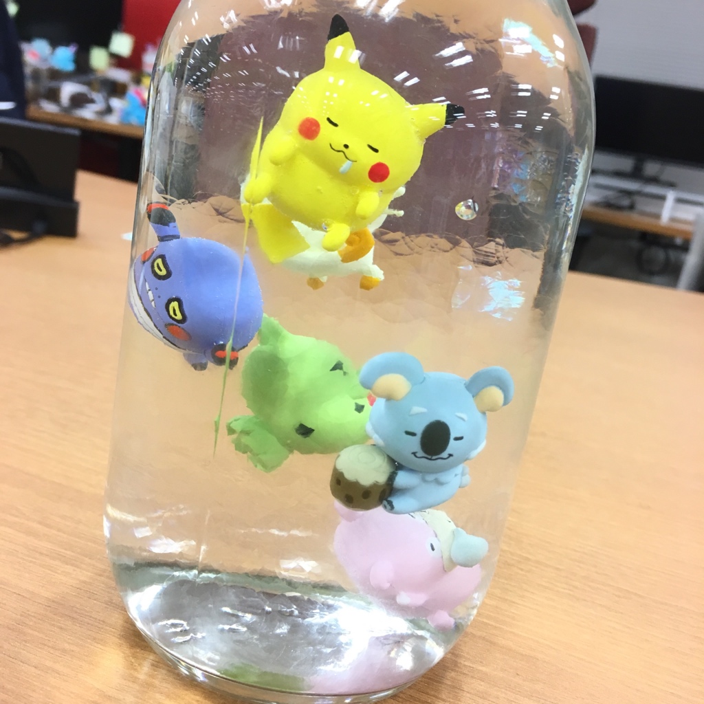 ナガノさん(@ngntrtr)の、｢24じかんポケモンCHU｣のちっちゃいフィギュアがあまりに可愛すぎて、会社で飾ろうと作ったらみんなに｢サイコパス｣｢好きな子をホルマリン漬けにするやつ｣｢歪んだ愛情｣等言われて泣いちゃった　かわいいよね