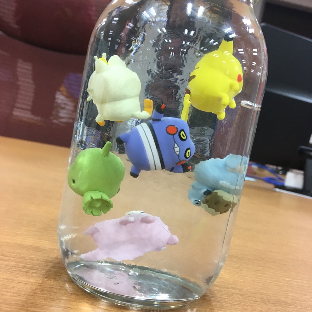 ナガノさん(@ngntrtr)の、｢24じかんポケモンCHU｣のちっちゃいフィギュアがあまりに可愛すぎて、会社で飾ろうと作ったらみんなに｢サイコパス｣｢好きな子をホルマリン漬けにするやつ｣｢歪んだ愛情｣等言われて泣いちゃった　かわいいよね