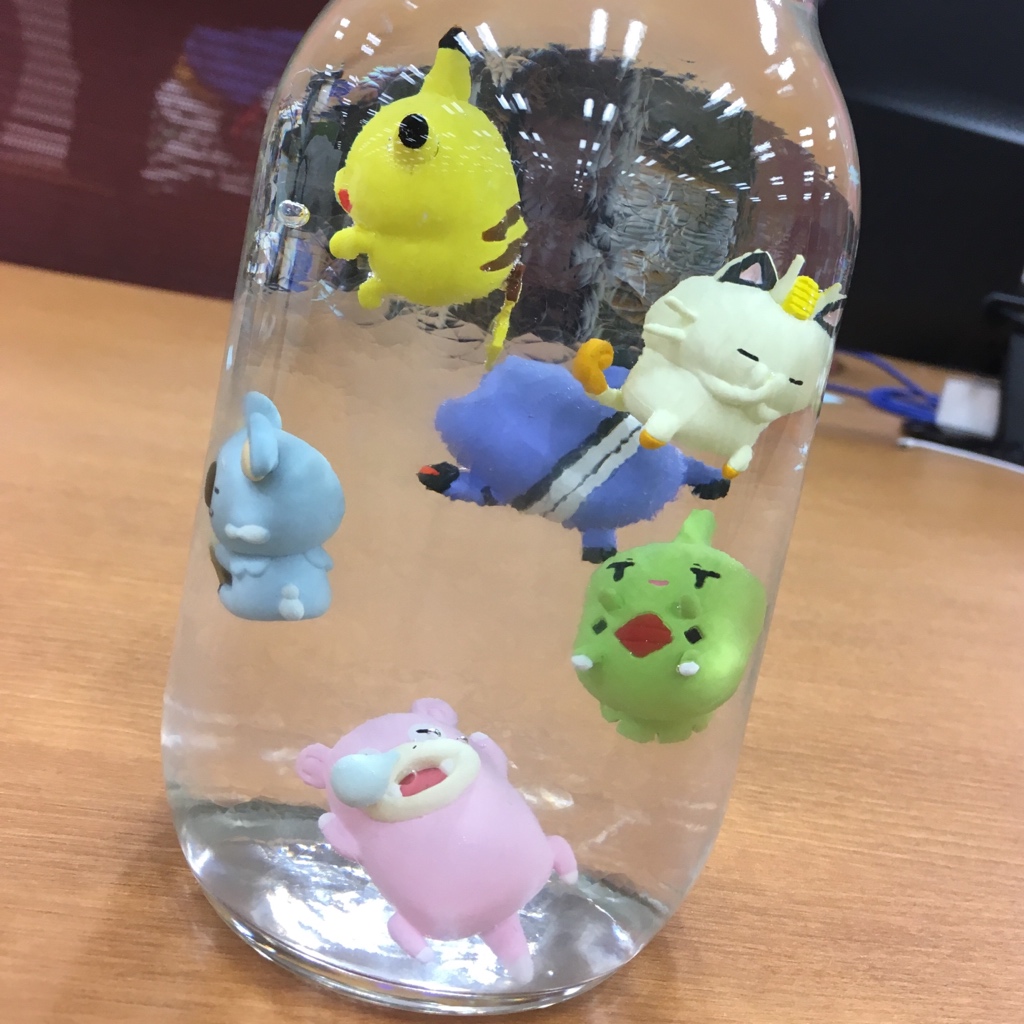 ナガノさん(@ngntrtr)の、｢24じかんポケモンCHU｣のちっちゃいフィギュアがあまりに可愛すぎて、会社で飾ろうと作ったらみんなに｢サイコパス｣｢好きな子をホルマリン漬けにするやつ｣｢歪んだ愛情｣等言われて泣いちゃった　かわいいよね