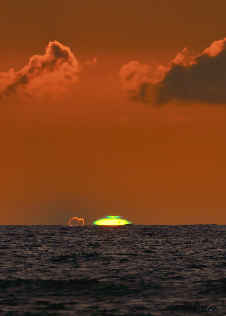 先日撮影したハワイの水平線に沈む夕日とグリーンフラッシュ（2枚目） グリーンフラッシュは沈む太陽の最後の光が一瞬緑色になる現象で、条件の良いときでないと見られません（日の出時にも見られることがあります） 今日もお疲れさまでした