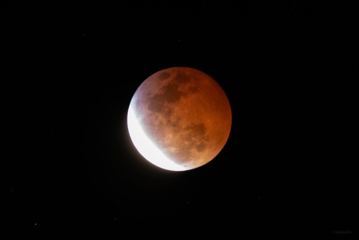 2021年のおすすめ天文現象(すべて肉眼でOK) ▶5/26 皆既月食 ▶7/12 月と金星、火星が並んで見える ▶8/12-13 ペルセウス座流星群 ▶9/21 中秋の名月 ▶11/8 月と金星が並んで見える ▶11/19 月食 ▶12/13-14 ふたご座流星群 写真は以前の月食です