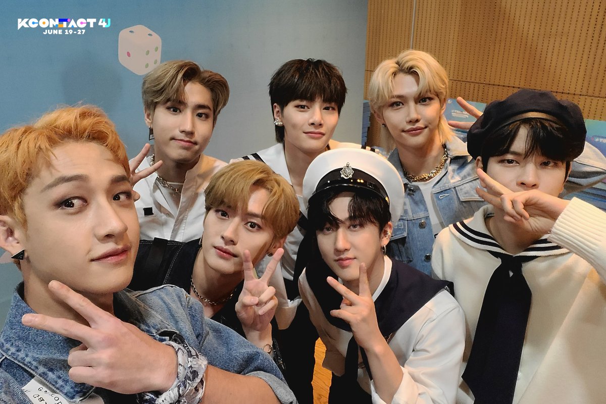 사진 보다 심쿵해서 쓰러질것 같아 옆에 관짝을 두고 보는 중입니다. 오늘 밤 KCON:TACT 4 U에서 만나요!  Just gonna drop these selfies here...📸✨ See you tonight on KCON:TACT 4 U!  現場でパシャパシャ