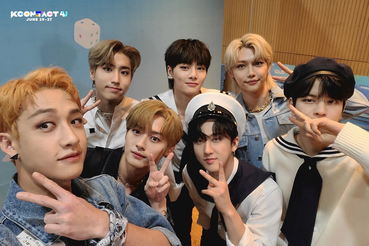 사진 보다 심쿵해서 쓰러질것 같아 옆에 관짝을 두고 보는 중입니다. 오늘 밤 KCON:TACT 4 U에서 만나요!  Just gonna drop these selfies here...📸✨ See you tonight on KCON:TACT 4 U!  現場でパシャパシャ