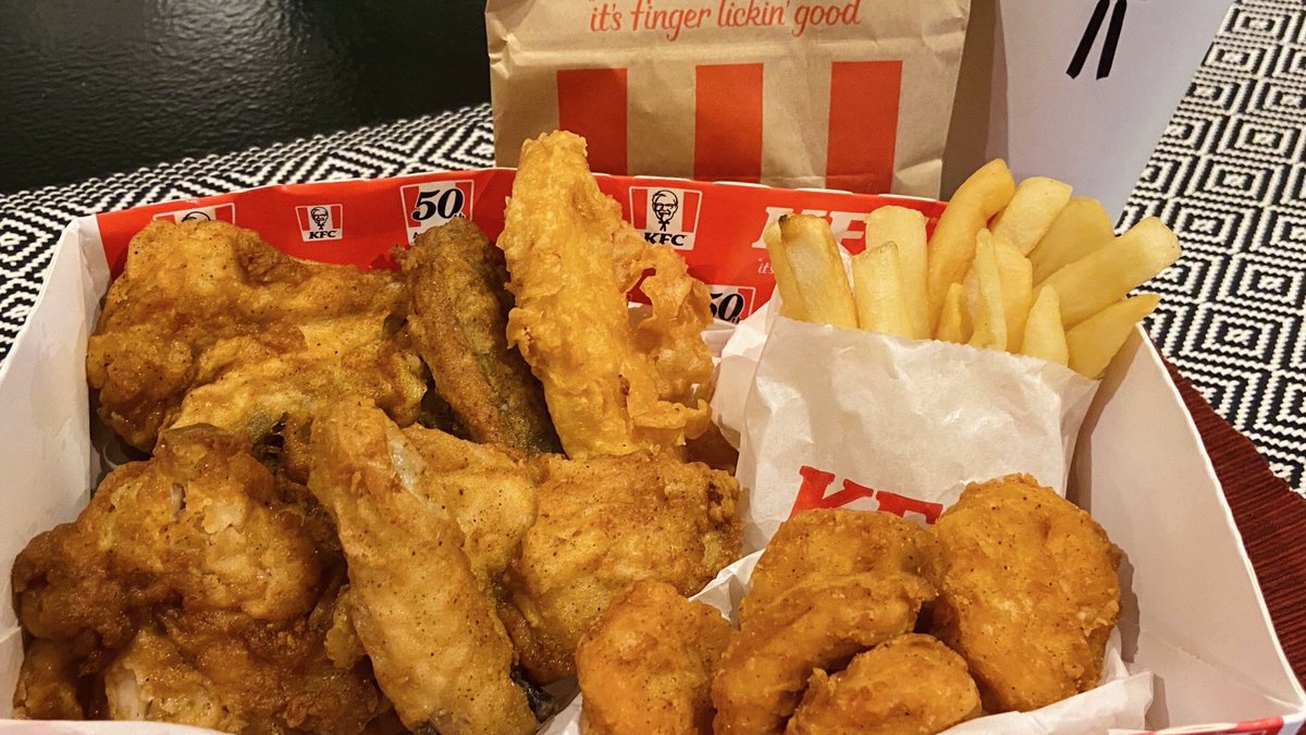 今日の晩御飯、もう決まりましたか❓👀いつもKFCをご愛顧いただいてる皆さんに30%OFFの恩返し‼️ということで【30%OFFパック】が9/1までの期間限定で発売中です✨ 晩御飯まだの方は是非 #おうちケンタ で日曜の夜を楽しんでくださいね👨🏻🦳👓🍗